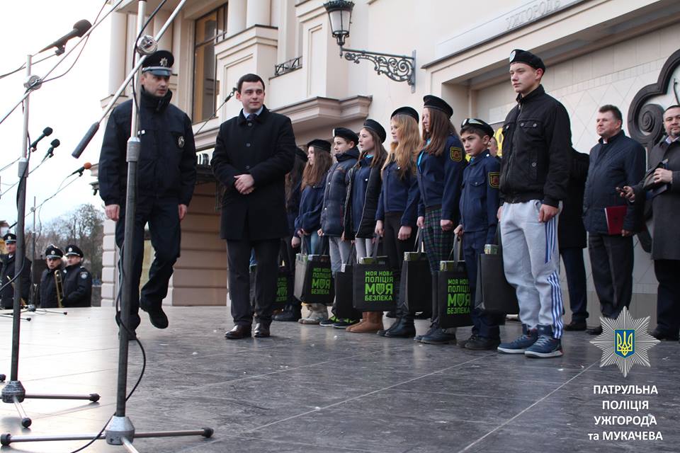 Сегодня на Театральной площади патрульные Ужгорода и Мукачево отпраздновали первую годовщину со дня запуска Управления патрульной полиции на Закарпатье.