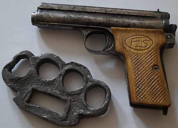 Житель Иршавы хотел продать пистолет с кастетом за 2 тысячи гривен