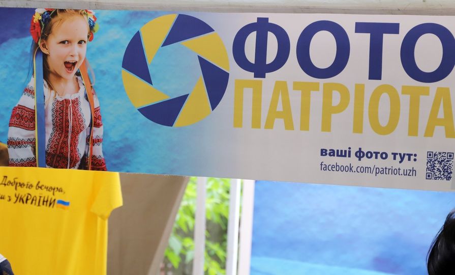 Уже традиційна, із 2014 року, акція «Фото патріота»  – сьогодні,  з нагоди Міжнародного дня захисту дітей,  в Ужгороді на набережній Незалежності. 

