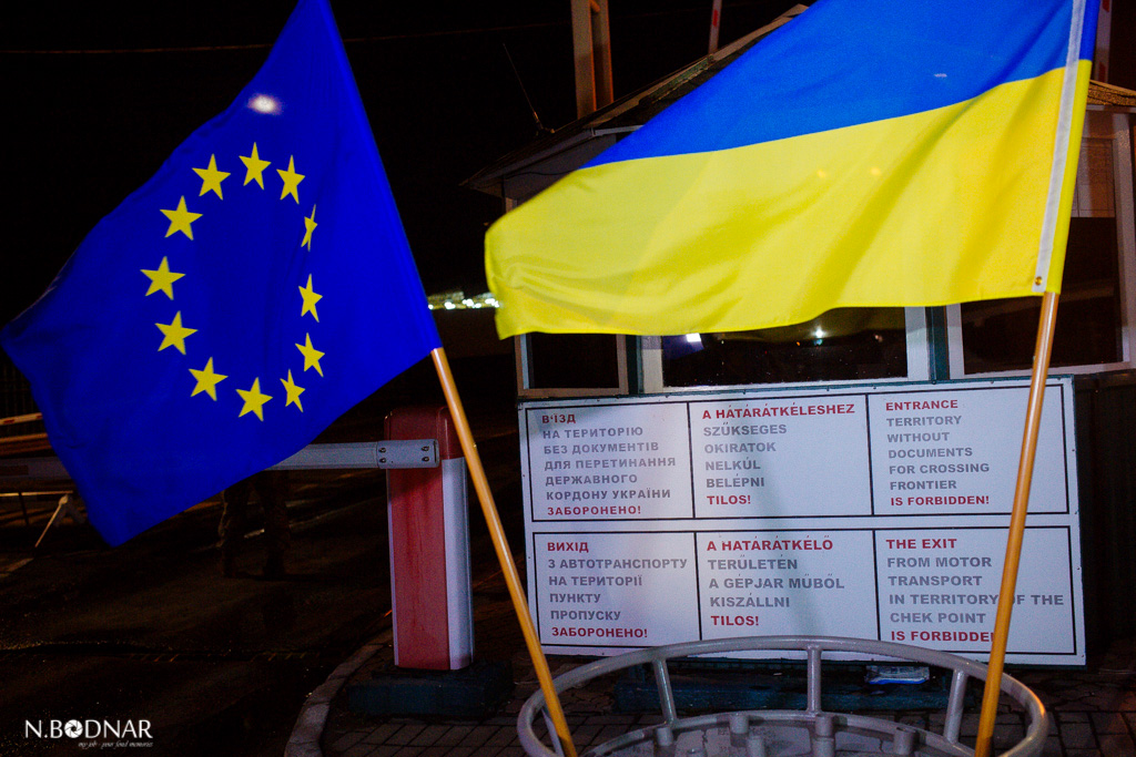 Українські консули працюють в цілодобовому режимі у всіх наземних пунктах пропуску і в аеропортах країн ЄС.
