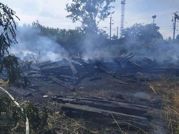 Пожарные ликвидировали возгорание сухой травы в Мукачево.