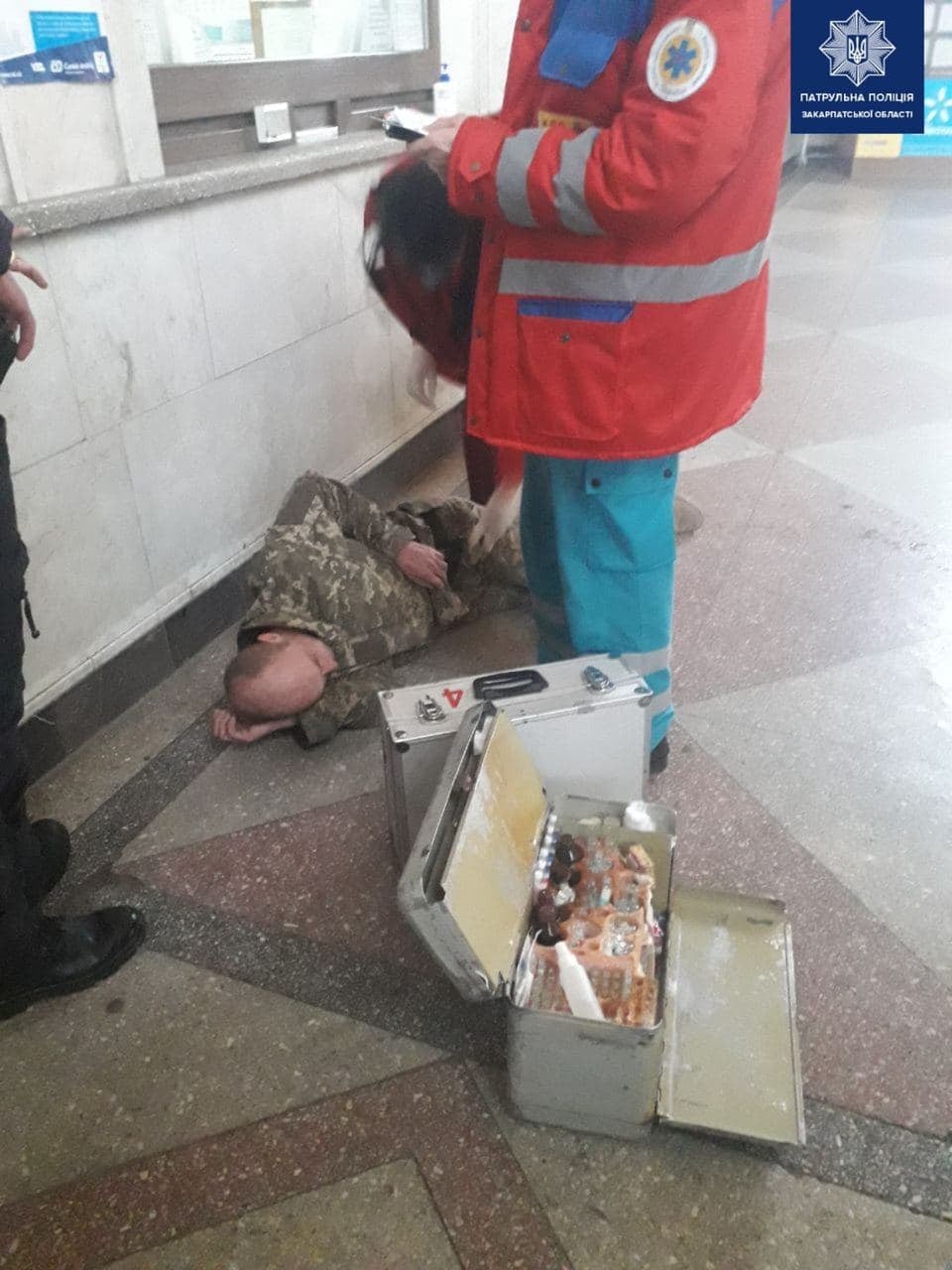 Инцидент произошел на железнодорожном вокзале Мукачево. Сегодня около 16:00 патрульные Игорь Рущак и юрий Кохан проверили нарушения карантинных норм.