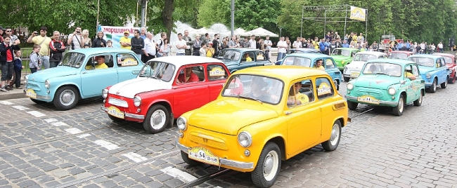 Среди свыше 200 автомобилей из 9 стран впервые в фестивале был представлен и автомобиль из Закарпатья - старенький желтый 