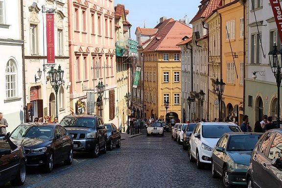 Поліція Чехії затримала 50-річного жителя Праги, який за останні місяці за допомогою дриля пошкодив шини двох десятків українських автомобілів, припаркованих у двох районах чеської столиці.