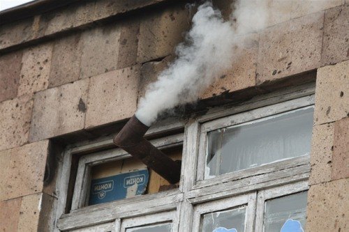 Аварийно-диспетчерскую службу ПАО «Закарпатгаз» сообщили , что на пятом этаже дома №59 по улице Грушевского, бил тревогу из-за дыма, который постепенно заполнял его жилище.
