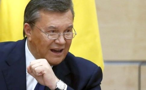 Екс-президент Віктор Янукович, який утік з України, просить про очну ставку з президентом Петром Порошенком та іншими в режимі відеоконференції.