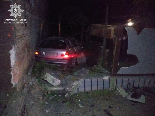 Происшествие случилось в Мукачево. Водитель автомобиля BMW не справился с управлением.