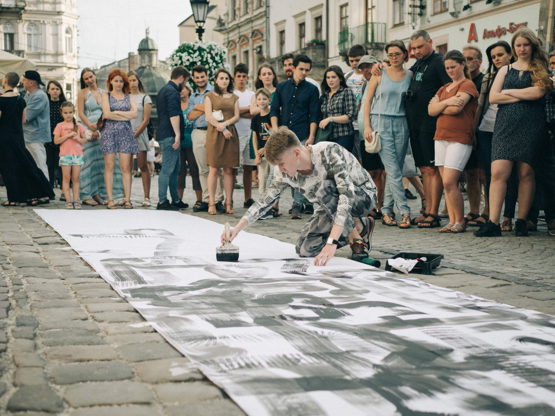 В рамках конкурсу з живопису «Срібний мольберт» відбудеться унікальне open air арт-шоу під назвою «10 метрів твоїх можливостей», автором якого є молодий талановитий художник зі Львова Максим Скворцов.