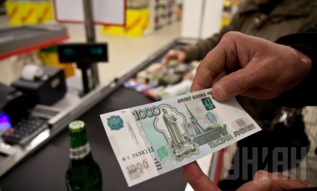 Росіяни через різке падіння курсу рубля стали рідше ходити в магазини і вибирати більш дешеві товари.
