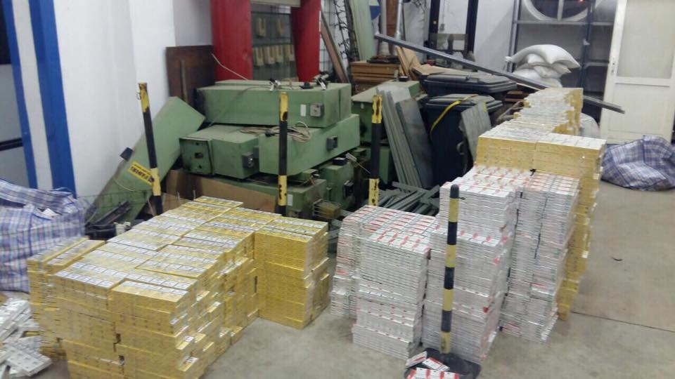 Венгерские правоохранители задержали выехал из Украины автомобиль с 125 тыс. Пачек сигарет и 916 кг янтаря. 