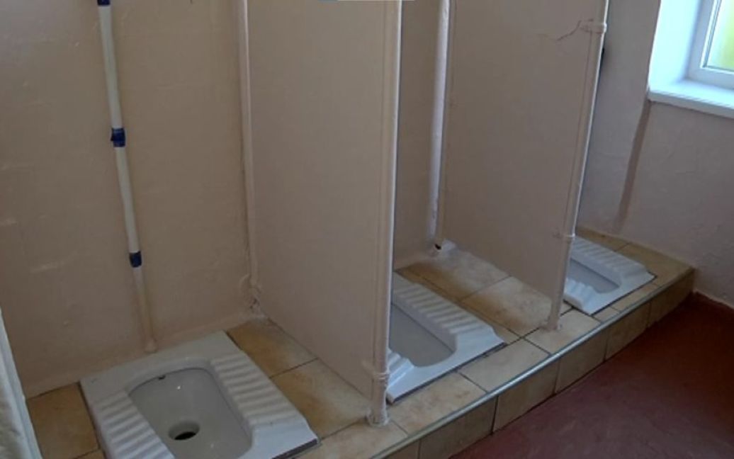 В некоторых школах Червонограда часть туалетов - без дверей.