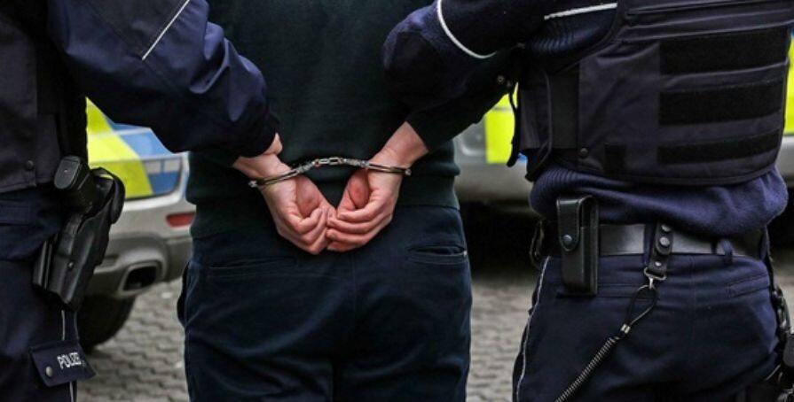 Раніше судимий односелець, який обікрав потерпілу до злочину допомагав жінці.