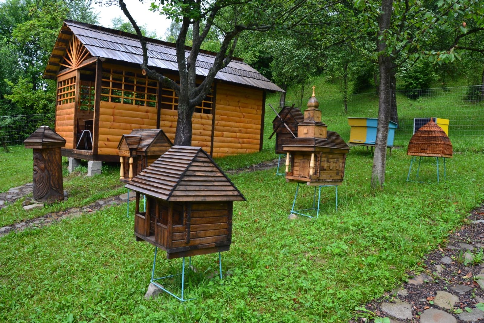 Вы когда-нибудь видели пчелиную школу? Да, это была школа, мы не ошиблись. А мельница и церковь? Все это ждет вас в селе Колочава в Закарпатье и призвано сохранить карпатскую пчелу.