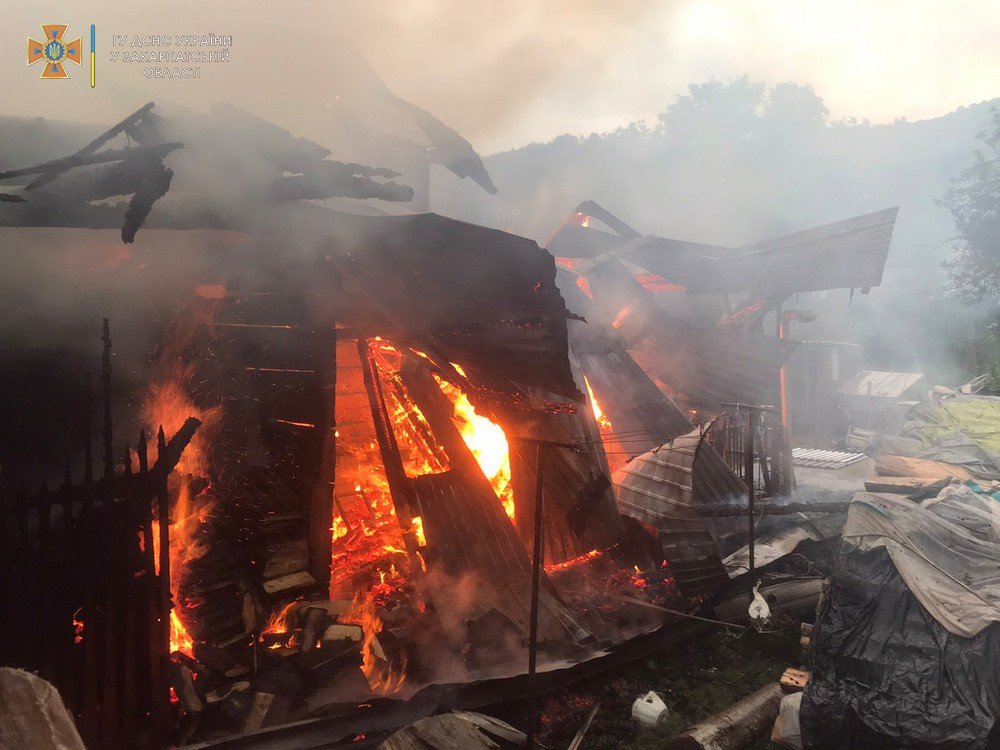 21 серпня о 18:24 до Служби порятунку надійшло повідомлення про горіння двох дерев’яних житлових будинків у селі Дубове Тячівського району.