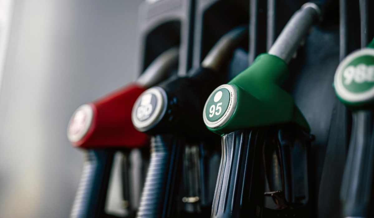 Ціни на бензин і дизпаливо на українських АЗС можуть знизитися найближчим часом. Так, середня вартість на заправках може становити 42-43 грн/л.