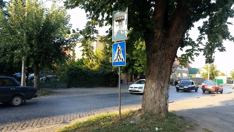 З однієї сторони вулиці знак пішохідного переходу є, а з іншої відсутній.