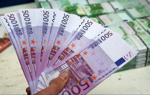 Починаючи з 27 квітня нові банкноти в 500 євро випускатися не будуть. Таке рішення прийнято для запобігання операціям з відмивання грошей.
