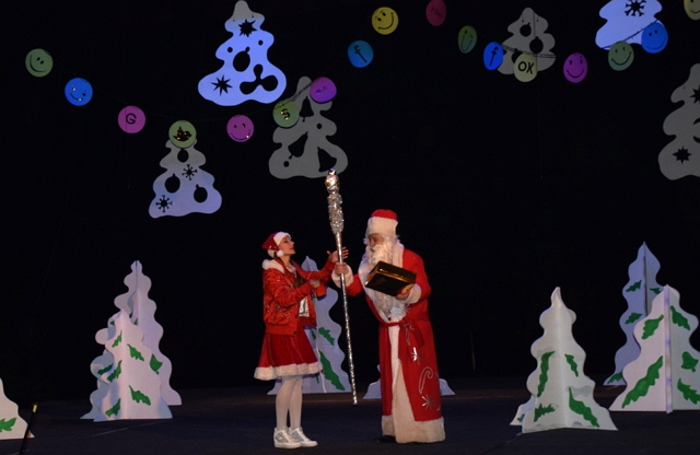 У Закарпатському академічному обласному українському музично-драматичному театрі імені братів Шерегіїв провели традиційне свято з конкурсами, іграми та героями-символами Нового року.
