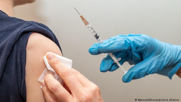 Міністерство охорони здоров’я 17 грудня видало наказ про розширення переліку професій, представники яких підлягають обов’язковій вакцинації проти COVID-19. Наказ набуде чинності через місяць.