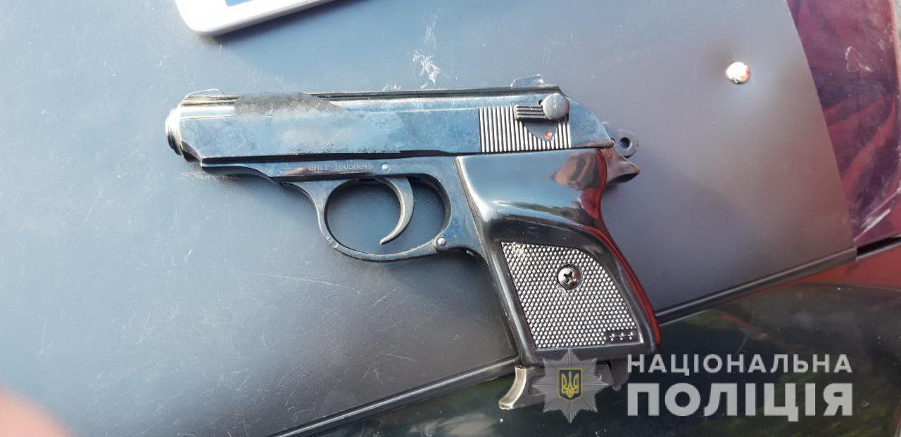 За фактом незаконного поводження зі зброєю правоохоронці розпочали слідство за статтею 263 Кримінального кодексу України. Пістолети вилучили і направили на експертизу