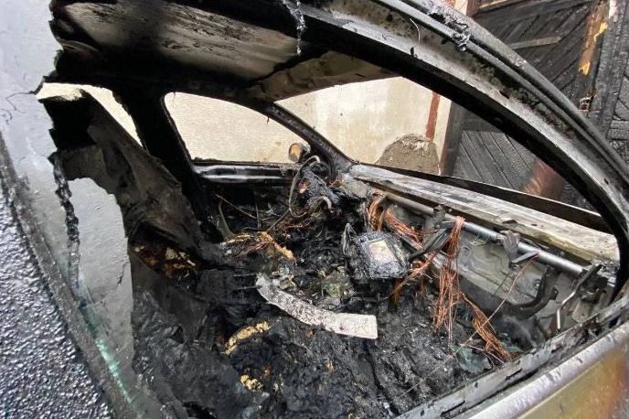 В Ужгороде, на территории двора медицинского факультета УжНУ, сегодня утром горели две машины.