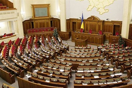 Голова Верховної Ради Володимир Гройсман заявив, що Верховна Рада працюватиме без канікул між сесіями.