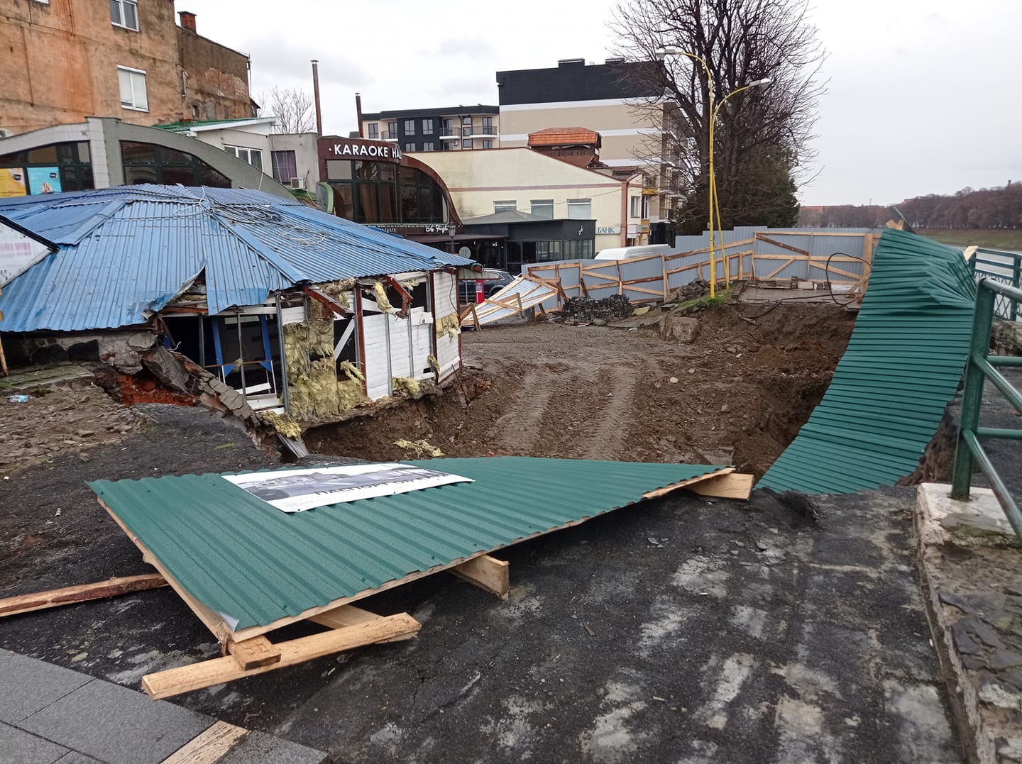 Через сильні пориви вітру знесло огорожу з металопрофілю на будівництві кафе на Київській набережній.