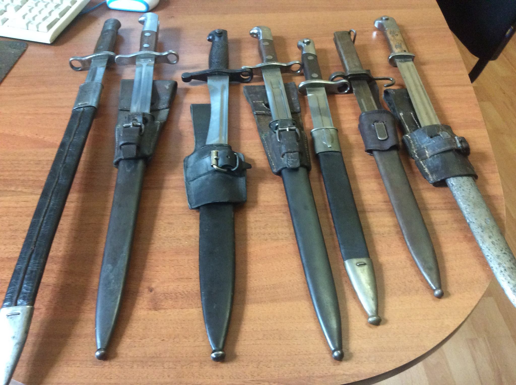 Зараз на Закарпатті, як і по всій Украіні триває місячник добровільної здачі зброї. Цим скористався 50-річний мукачівець, принісши в поліцію холодну зброю: сім штик-ножів.

