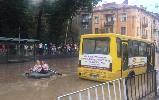 Потужна злива з градом накрила місто Львів увечері в п'ятницю. Негода спричинила тимчасову зупинку громадського транспорту.
