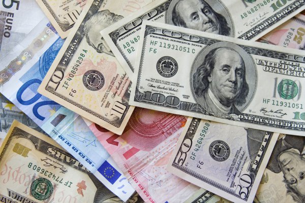 Официальный курс доллара США составляет 26,90 гривны.