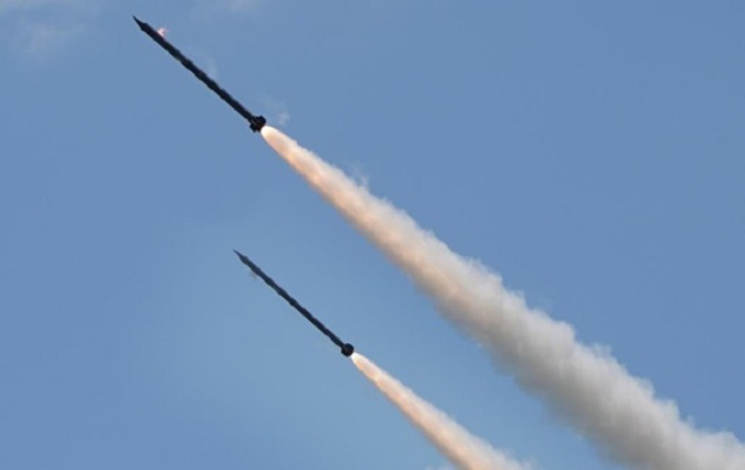 На території України знову не спокійно, росіяни атакують території своїми ракетами.