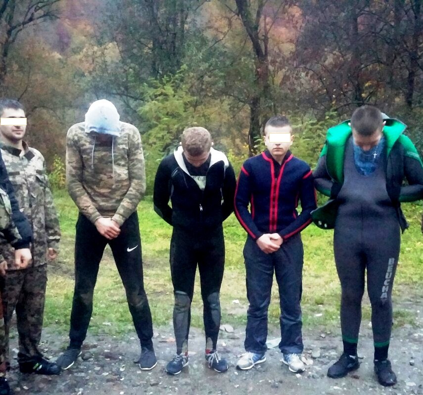 Сегодня утром пограничники отдела «Деловое» Мукачевского отряда во время патрулирования границы обнаружили 5 жителей Закарпатской области.