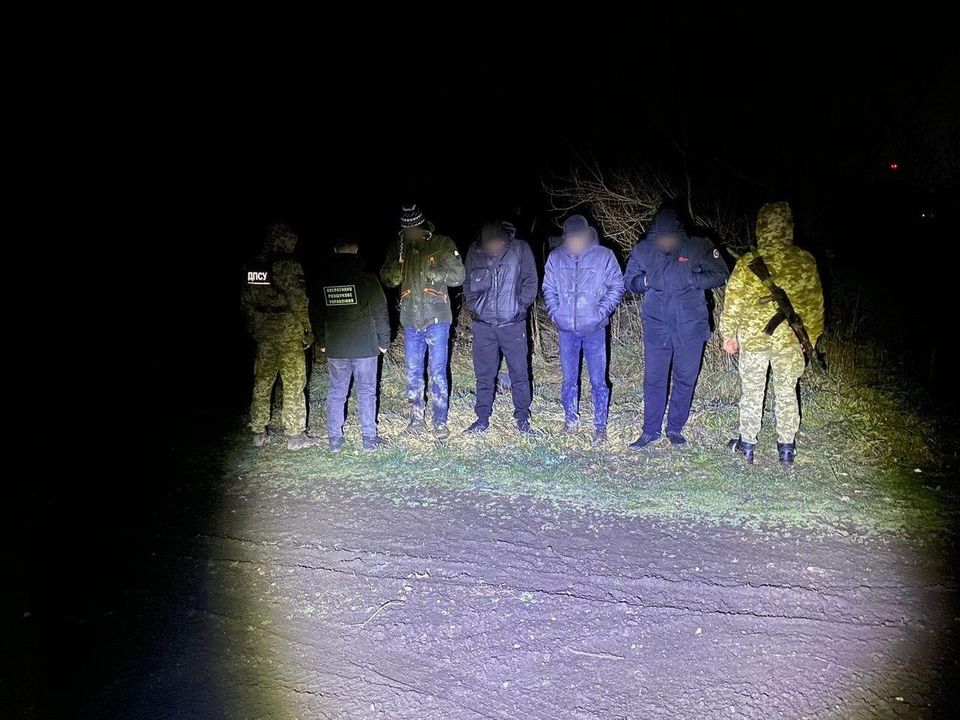 Впродовж минулої доби прикордонники Мукачівського загону зупинили на державному кордоні дві групи військовозобов'язаних чоловіків, які мали наміри залишити територію України.