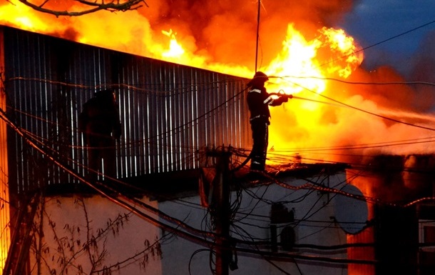 Жителі садового товариства підпалили суху траву, вогонь перекинувся на дерев'яні будинки.
