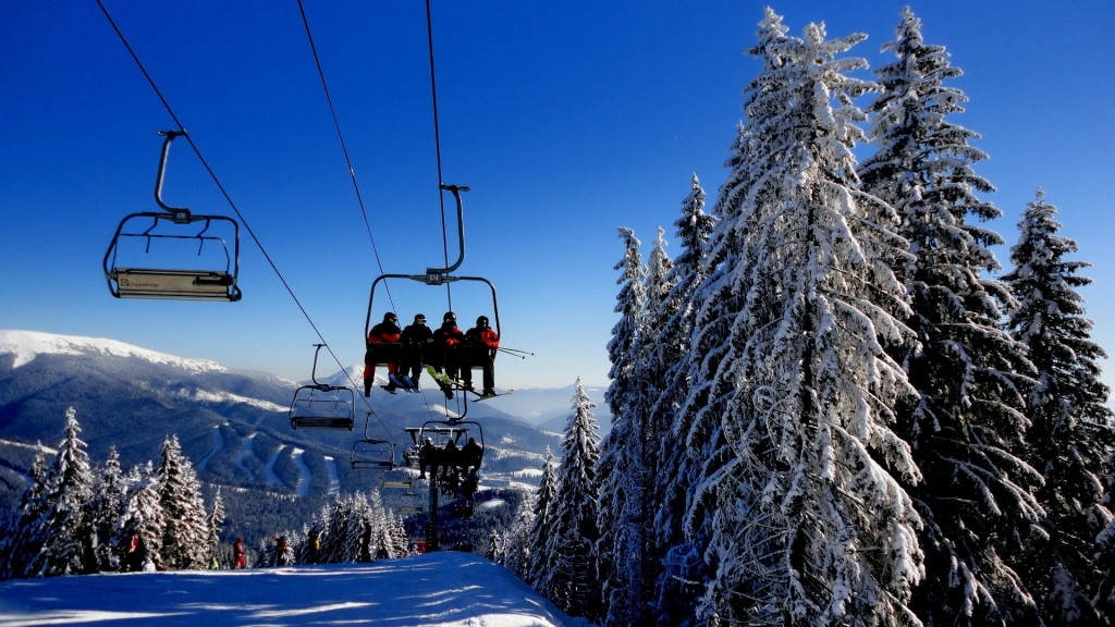 Официально зимний лыжный сезон начался в Закарпатье 3 декабря: морозы позволили заполнить искусственные снегоуборочные подъемники, а ряд курортов готовы принять первых лыжников в эти выходные.