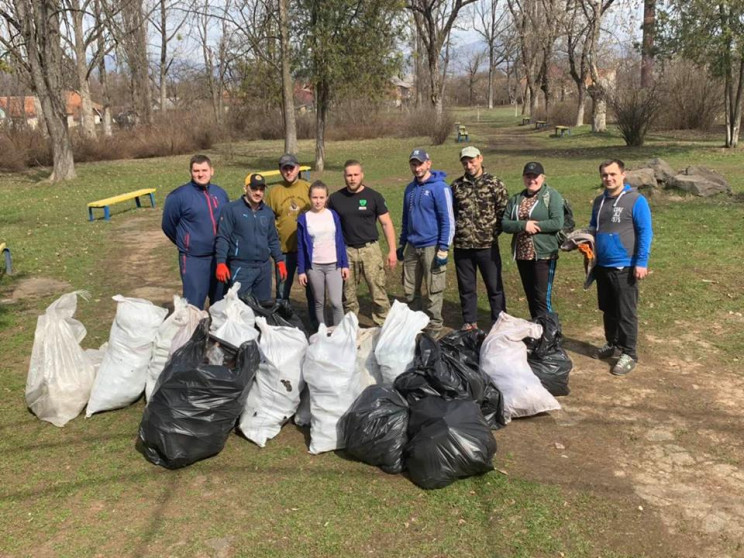 Учора, 21 березня, активісти селища Ільниця влаштували прибирання парку біля Бединку культури.