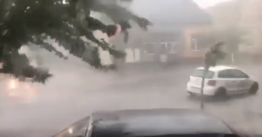 На Закарпаття знову прийшли грози, дощі та град (+ВІДЕО)