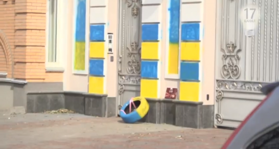 Журналістів, які перефарбували паркан Президента України Петра Порошенка а національні кольори, відправляють в зону АТО.