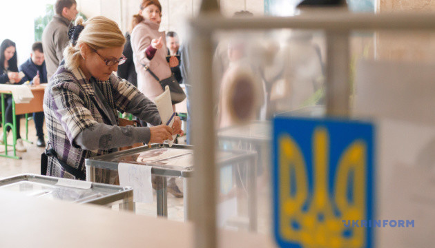 Заява виборця про тимчасову змiну мiсця голосування подається до органу ведення Державного реєстру виборцiв особисто.