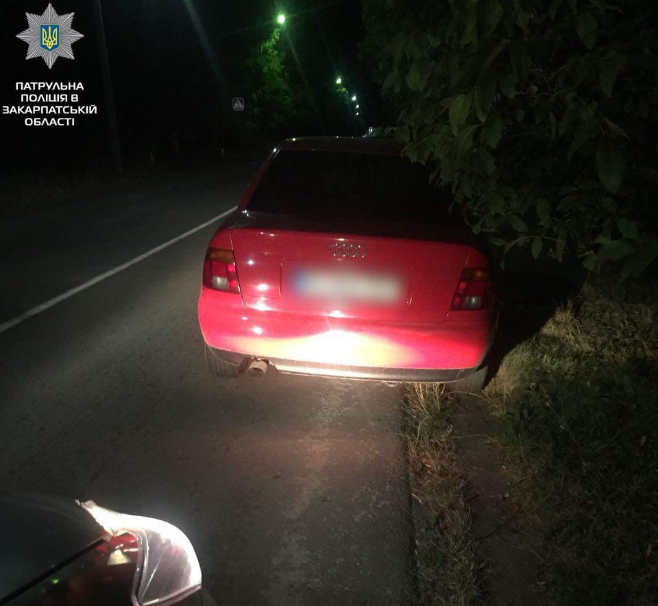 Близько першої години ночі інспектори зупинили авто AUDI за порушення правил дорожнього руху на вулиці Щепкіна у Мукачеві.

