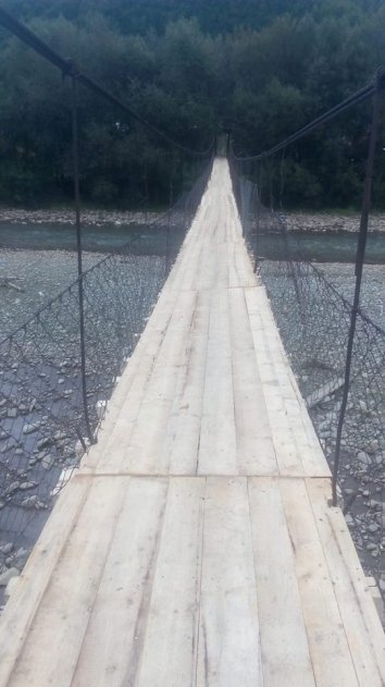 Днями у селі Красна завершилися роботи з поточного ремонту підвісного мосту через річку Тересва, який з’єднує праву та ліву частини населеного пункту.