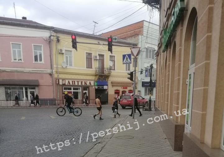 У центрі Мукачева перехожі звернули увагу на чоловіка, який йшов вулицею у спідній білизні та взутті