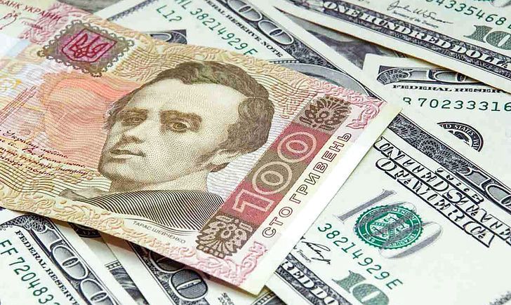 Курс долара на міжбанку в продажу зріс на 15 копійок - до 25,02 гривні за долар, курс у купівлі піднявся також на 15 копійок - 24,99 гривні за долар.