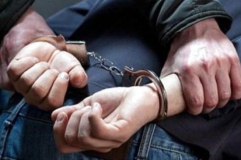 Дільничні Мукачівського відділу поліції затримали 43-річного місцевого мешканця, який перебував в розшуку за скоєння крадіжки майна. Також мукачівець підозрюється у побитті своєї співмешканки.
