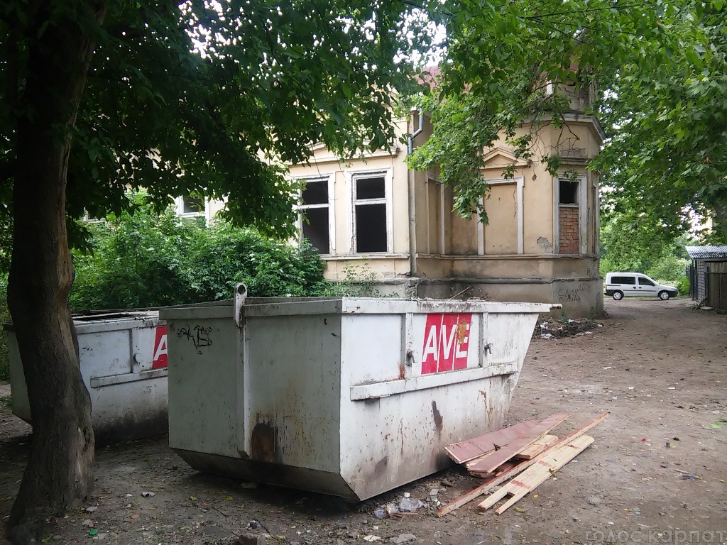 Близько трьох десятків людей зібралися біля Палацу Ковнера у Мукачеві, на території якого уже розміщений будівельний вагон.