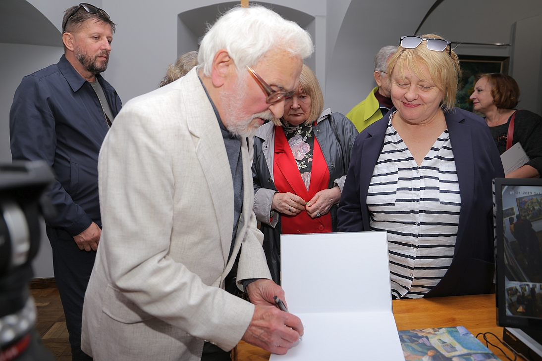 В Мукачівському історичному музеї сьогодні відкрили музей авторських робіт академіка Національної Академії мистецтв України Володимира Микити.