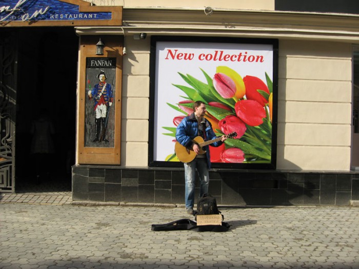 Сьогодні о другій годині дня на Корзо в Ужгороді хлопець у синій балоновій куртці та джинсах енергійно співав під гітару російські пісні.