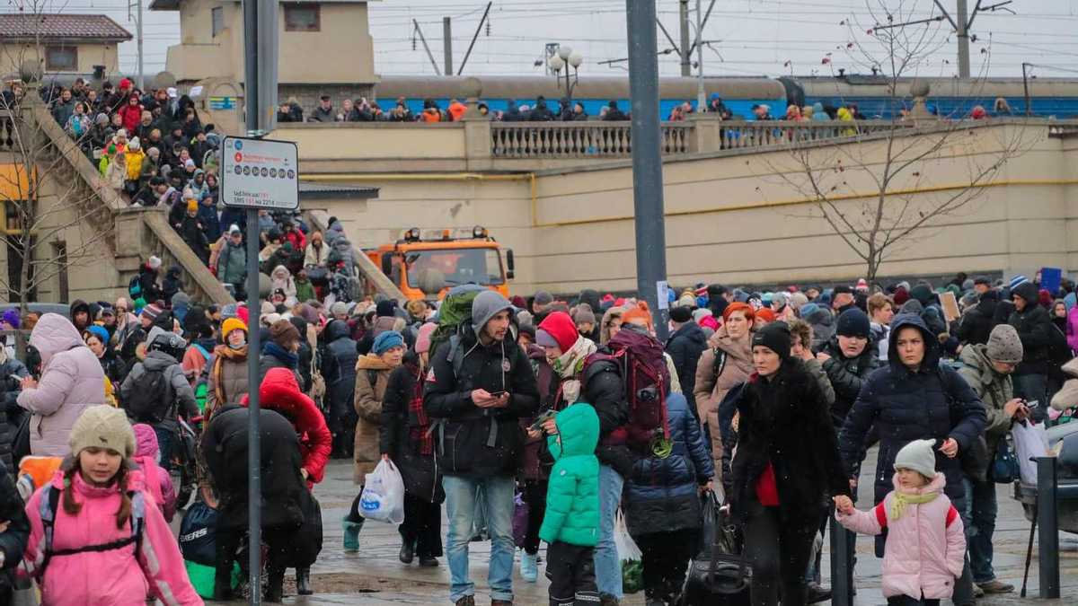 Уже многие украинцы, спасаясь от полномасштабной войны в Украине, покинули ее границы. Однако их количество постоянно увеличивается.