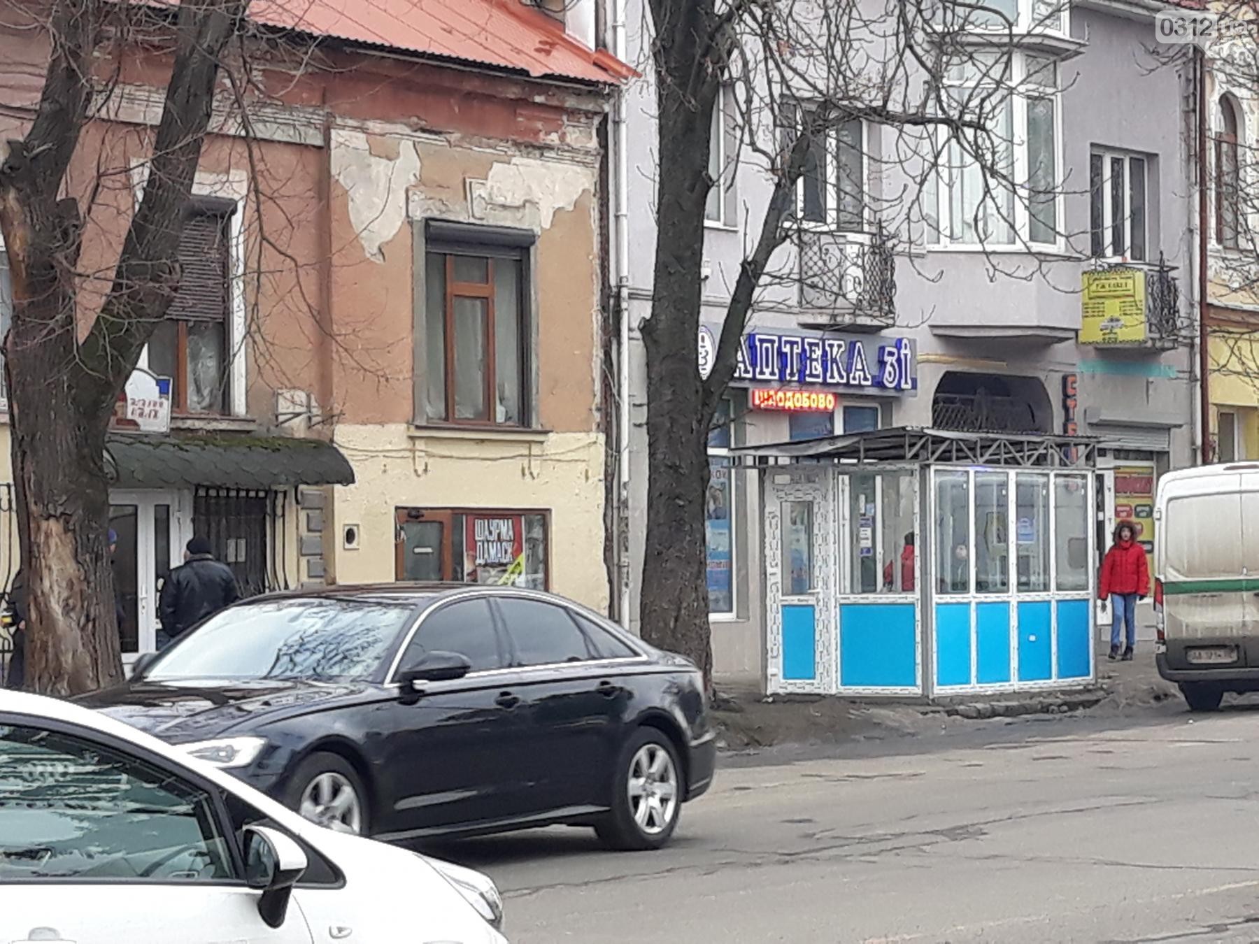 У кінці листопада 2017 року на площі Петефі в Ужгороді розпочали облаштування нової автобусної зупинки для маршруток №1, №2 і №12, яка має замінити існуючу поруч.

