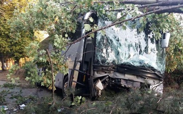 У результаті аварії п'ятеро пасажирів отримали травми різної тяжкості. Разом в автобусі було 46 українців.
